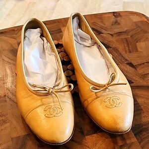 CHANEL Tan Bow Flats Sz. 41 1/2